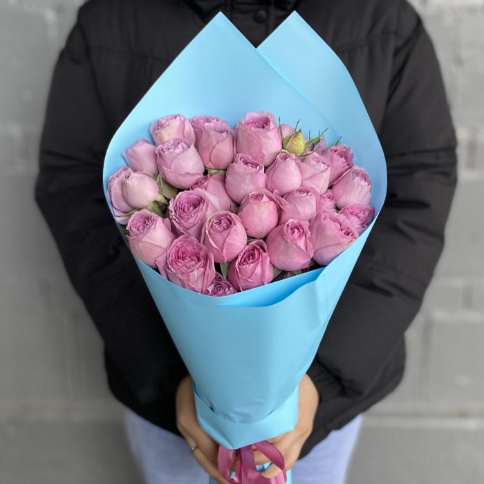 7 кустовых пионовидных роз Лавэндер Лейс с эвкалиптом