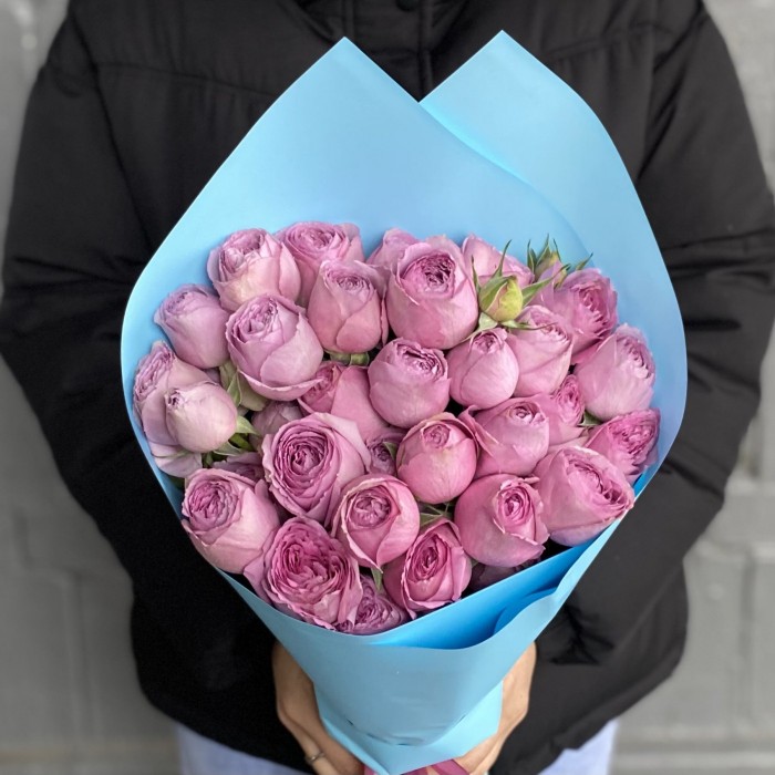 7 кустовых пионовидных роз Лавэндер Лейс с эвкалиптом