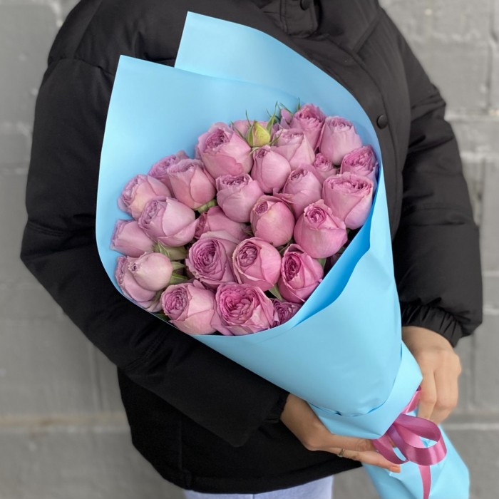 7 кустовых пионовидных роз Лавэндер Лейс с эвкалиптом