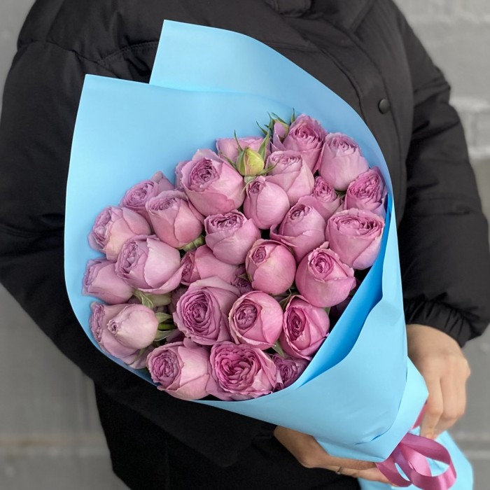 7 кустовых пионовидных роз Лавэндер Лейс с эвкалиптом