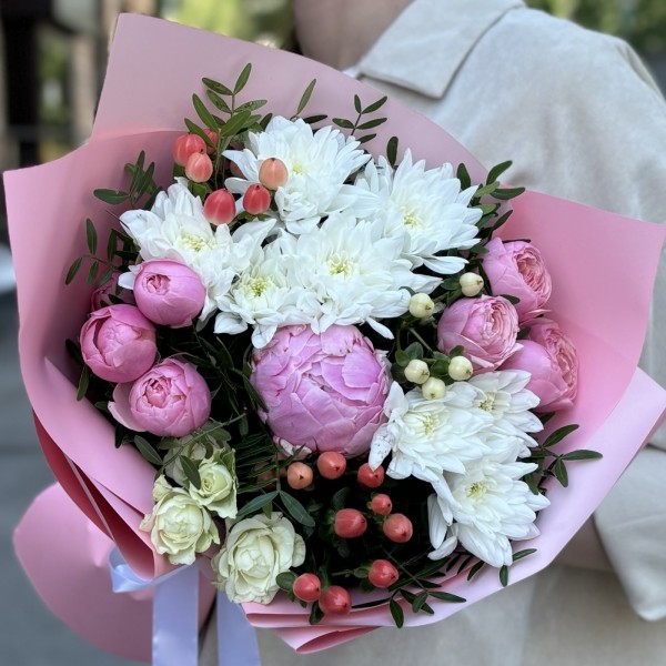 Букет Лето с белыми хризантемами и розами