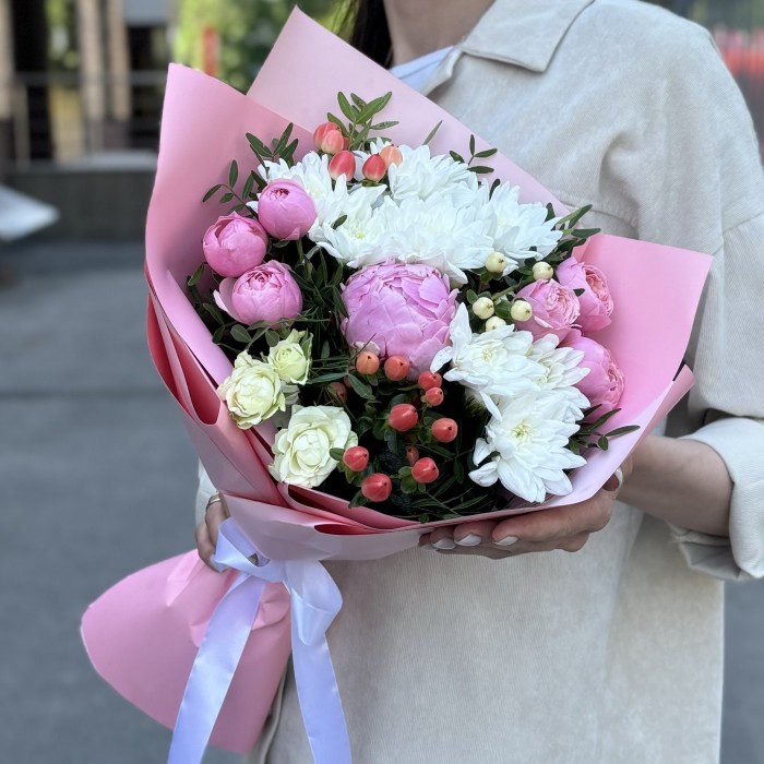 Букет Лето с белыми хризантемами и розами