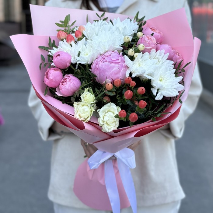 Букет Лето с белыми хризантемами и розами