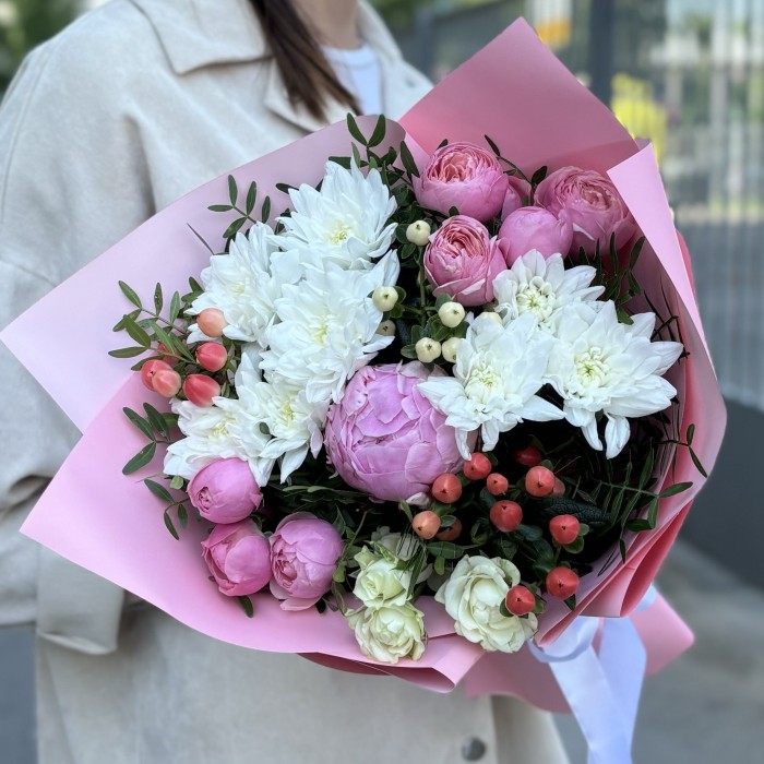 Букет Лето с белыми хризантемами и розами