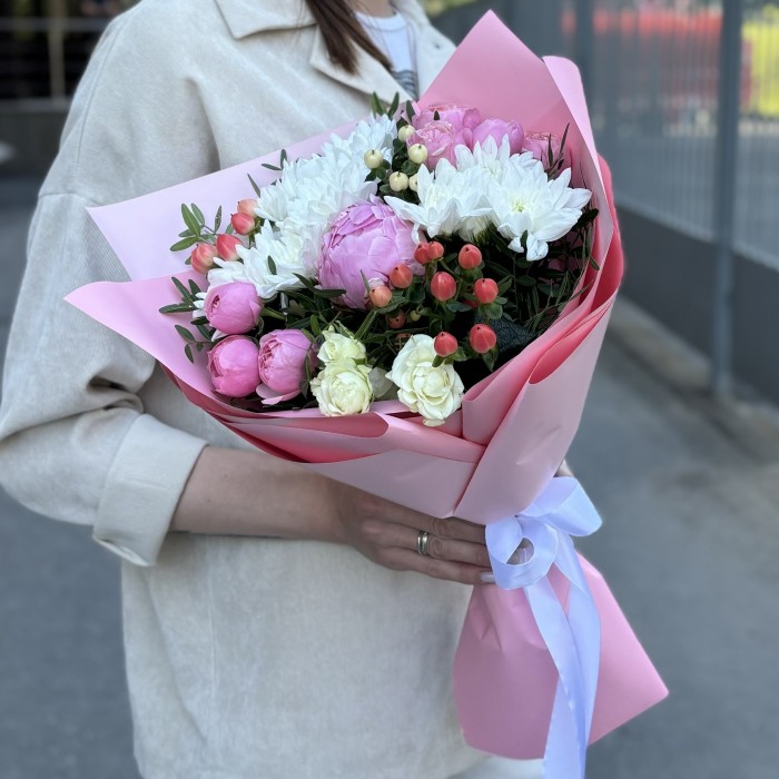 Букет Лето с белыми хризантемами и розами