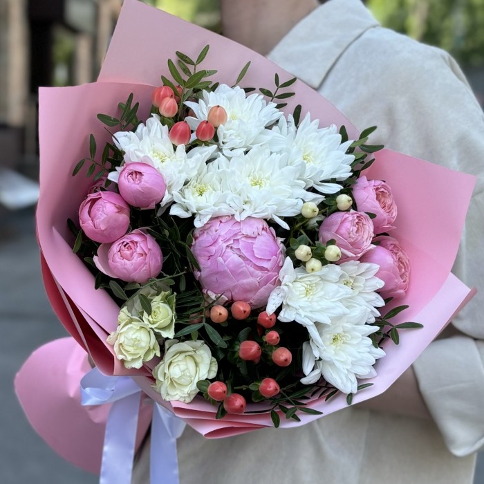 Букет Лето с белыми хризантемами и розами