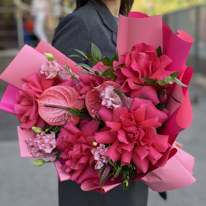 Букет Малиновый Рай с антуриумом