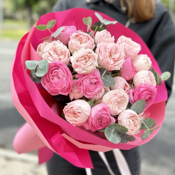 Букет Мансфилд Парк и ранункулюсы