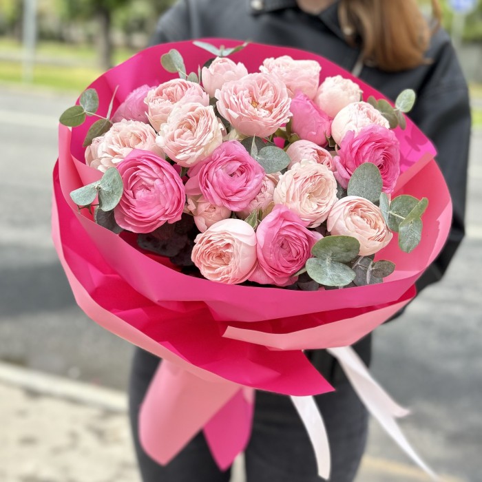 Букет Мансфилд Парк и ранункулюсы