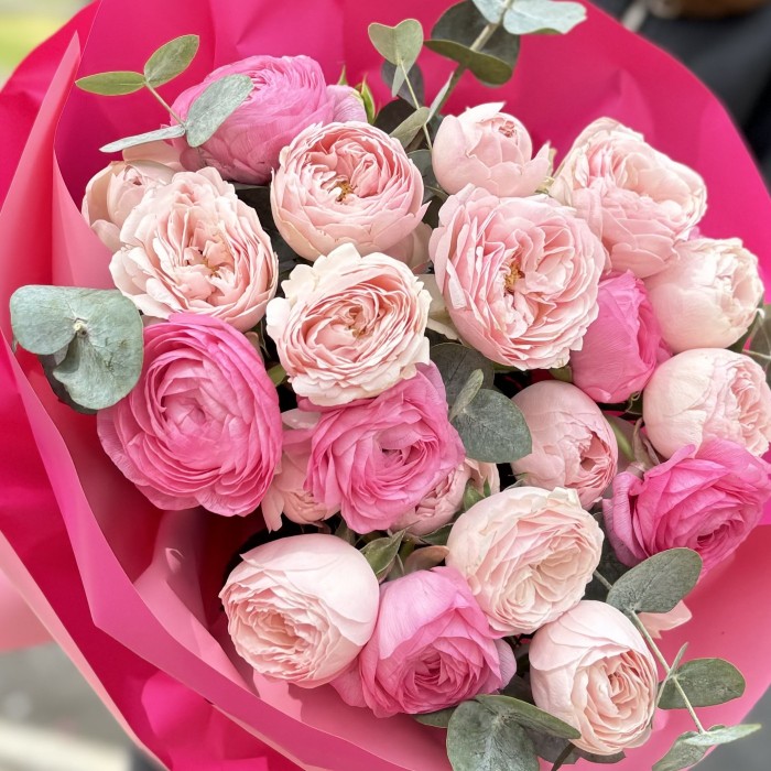 Букет Мансфилд Парк и ранункулюсы