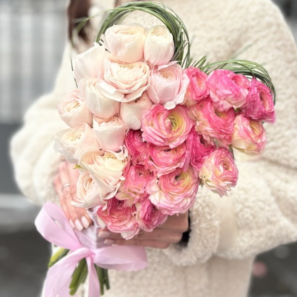 Букет Сердце с нежными ранункулюсами