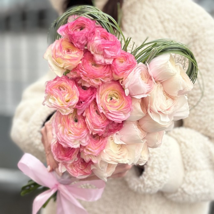 Букет Сердце с нежными ранункулюсами