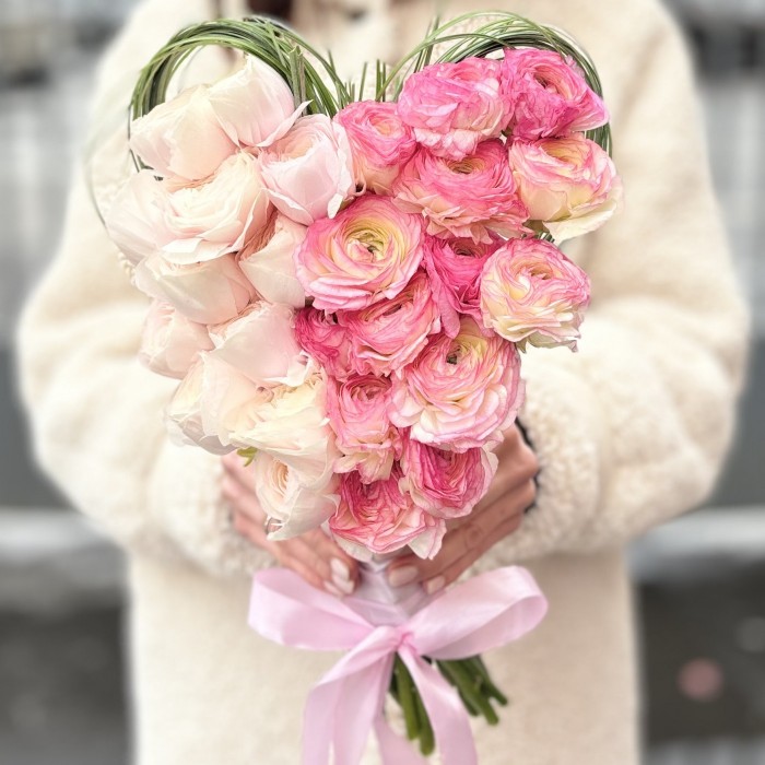 Букет Сердце с нежными ранункулюсами