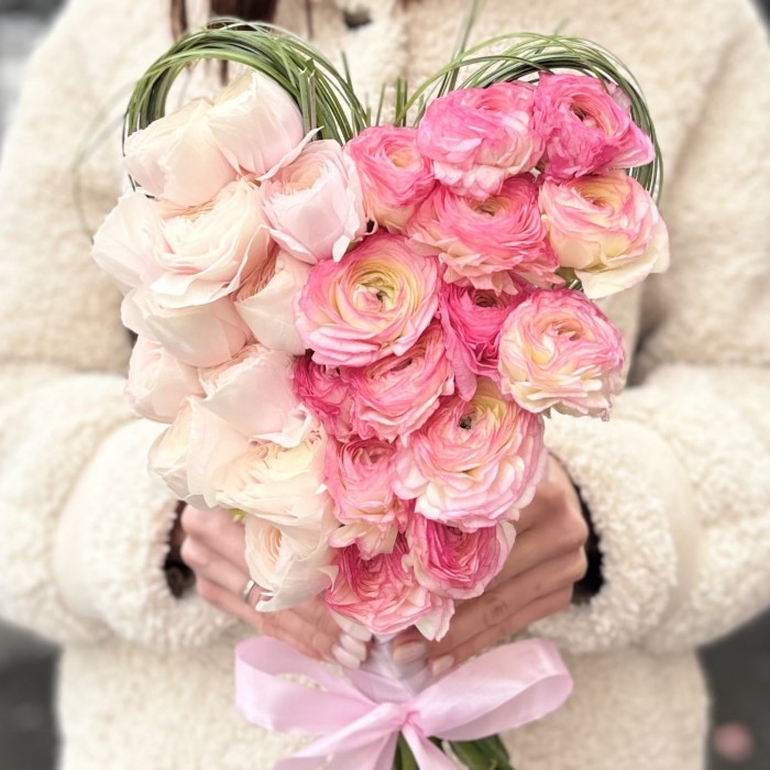 Букет Сердце с нежными ранункулюсами