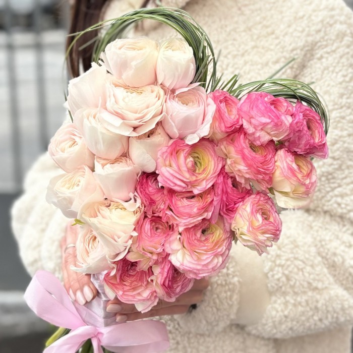 Букет Сердце с нежными ранункулюсами