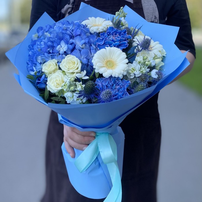 Букет Скай блю с гортензией и герберами
