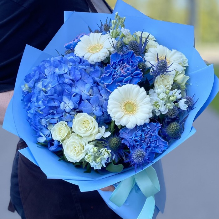 Букет Скай блю с гортензией и герберами