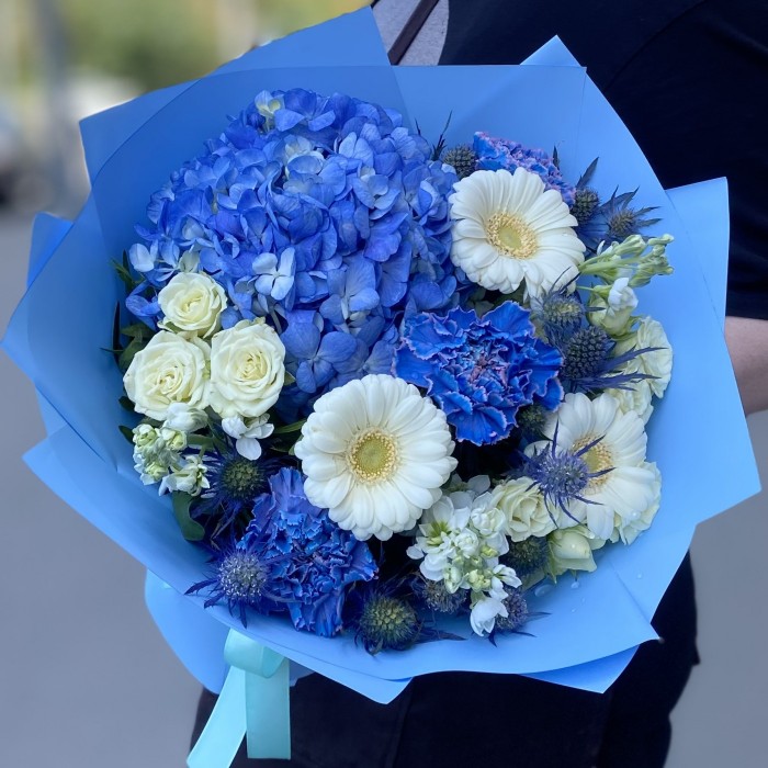 Букет Скай блю с гортензией и герберами