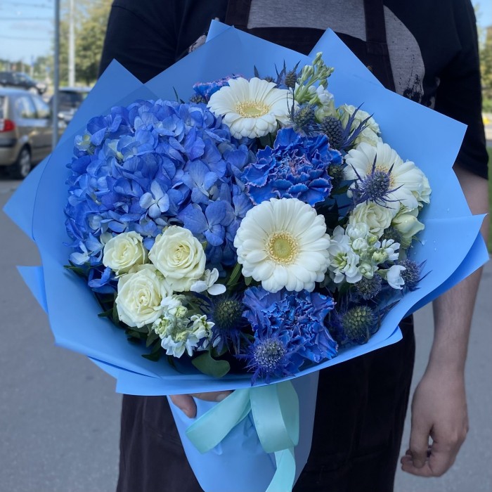 Букет Скай блю с гортензией и герберами