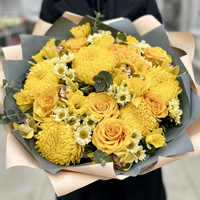 Букет Солнечный зайчик с желтыми хризантемами
