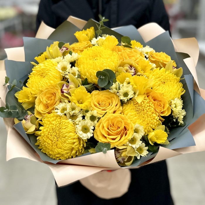 Букет Солнечный зайчик с желтыми хризантемами