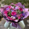Букет с малиновыми герберами Сумеречный сад