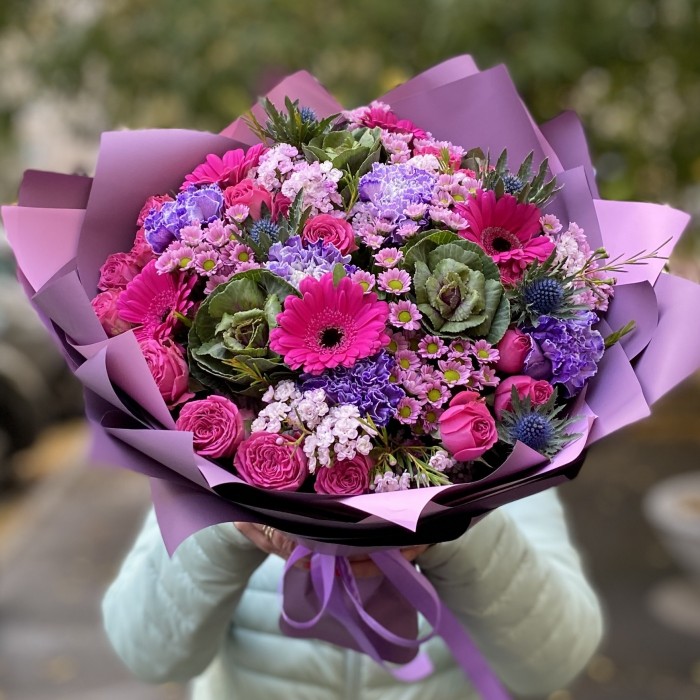 Букет с малиновыми герберами Сумеречный сад