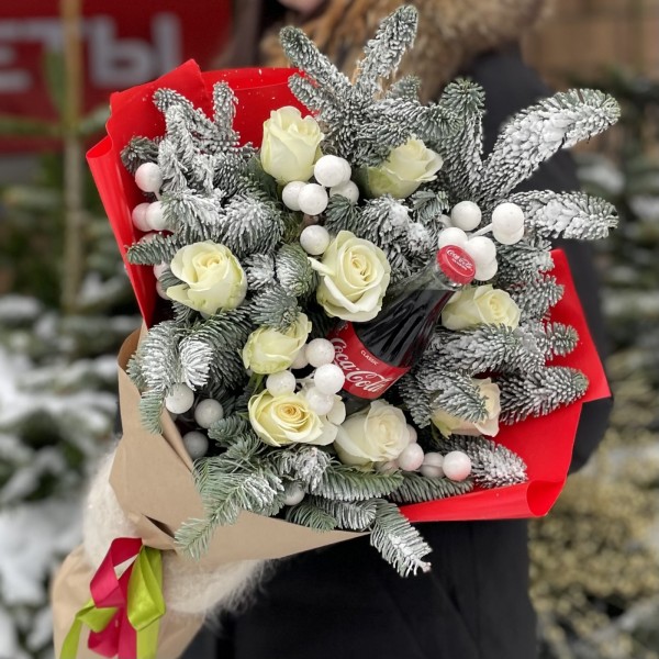 Букет Свежесть Зимы с розами, нобилисом и кока-колой