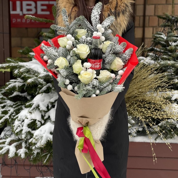 Букет Свежесть Зимы с розами, нобилисом и кока-колой