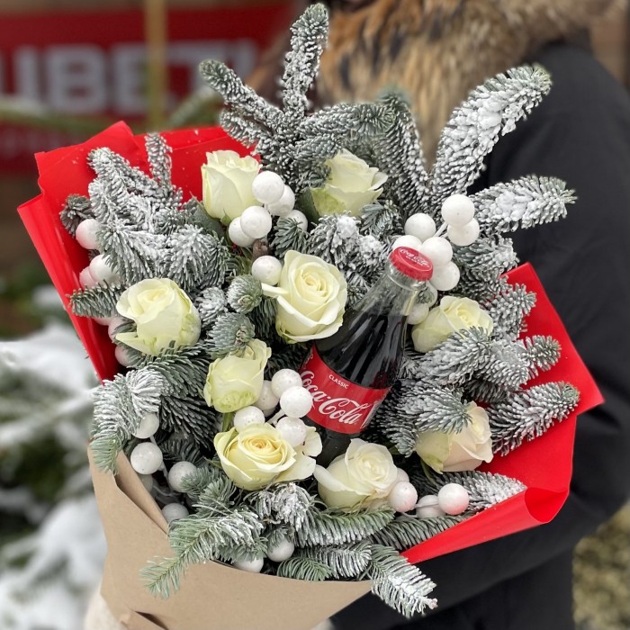 Букет Свежесть Зимы с розами, нобилисом и кока-колой