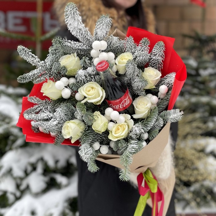 Букет Свежесть Зимы с розами, нобилисом и кока-колой