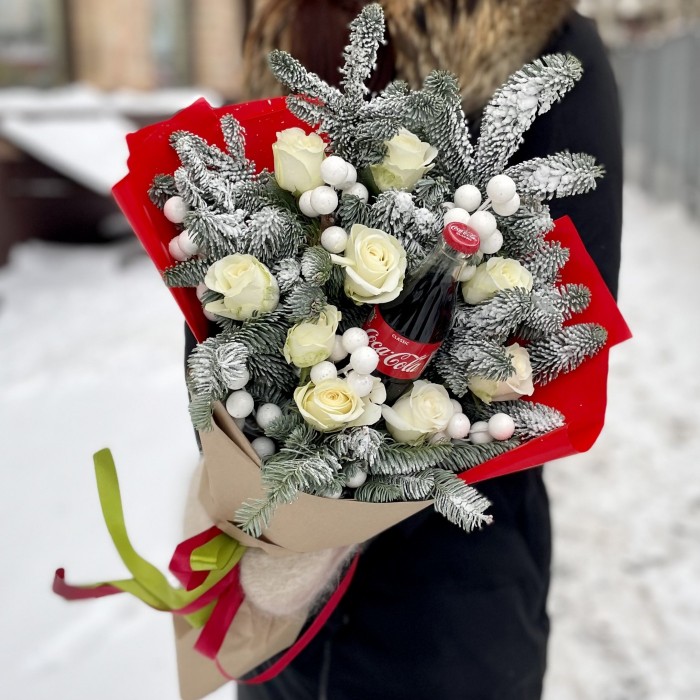 Букет Свежесть Зимы с розами, нобилисом и кока-колой