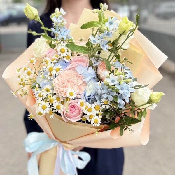 Букет Свежий бриз с ромашками и розами
