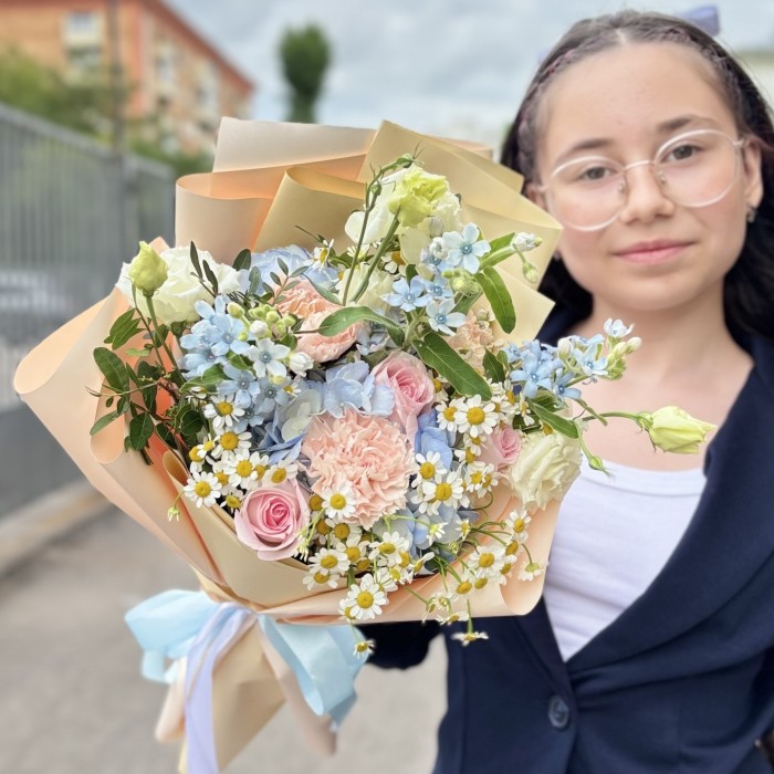 Букет Свежий бриз с ромашками и розами