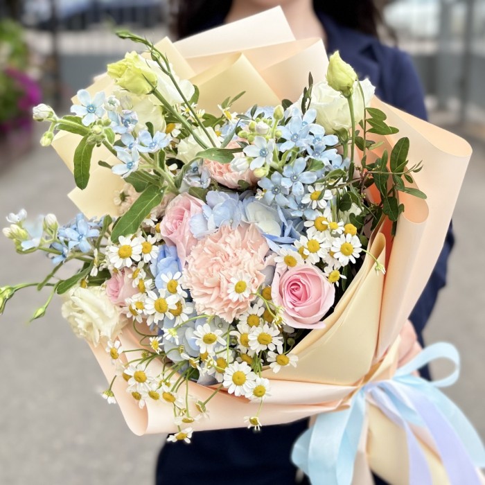 Букет Свежий бриз с ромашками и розами