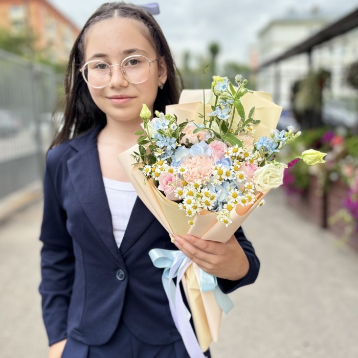 Букет Свежий бриз с ромашками и розами