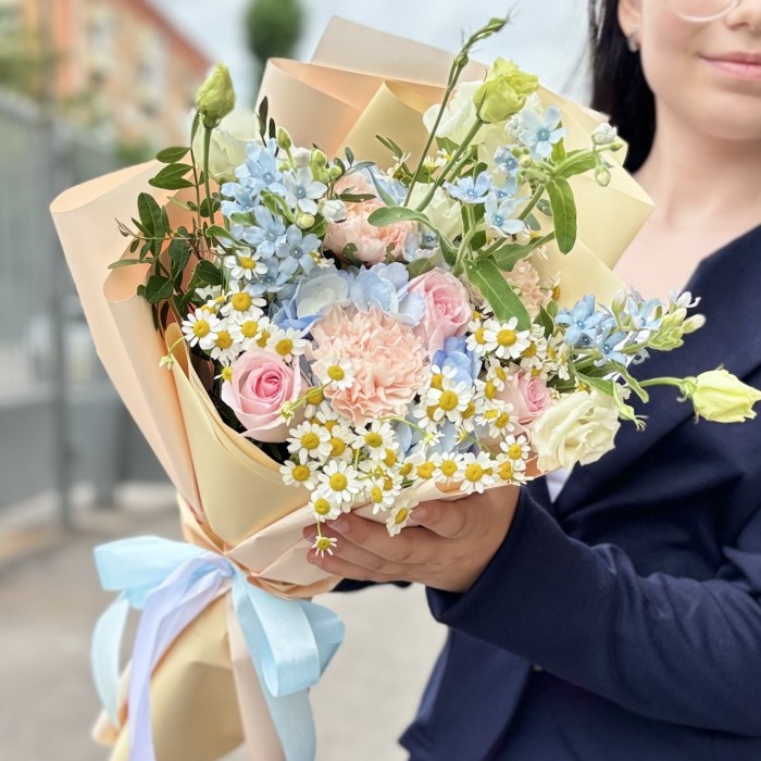 Букет Свежий бриз с ромашками и розами