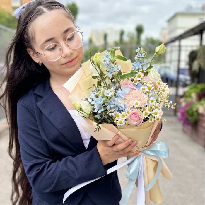 Букет Свежий бриз с ромашками и розами