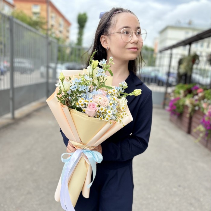 Букет Свежий бриз с ромашками и розами