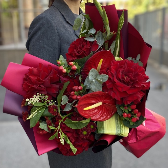 Букет Танец Огня с антуриумом