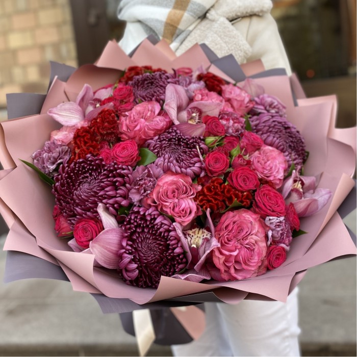 Букет Вдохновение с орхидеями и кустовыми розами