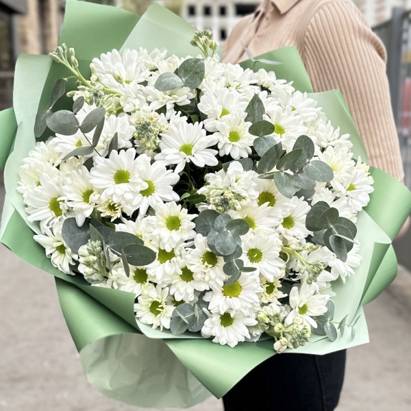 Букет белых хризантем с маттиолой