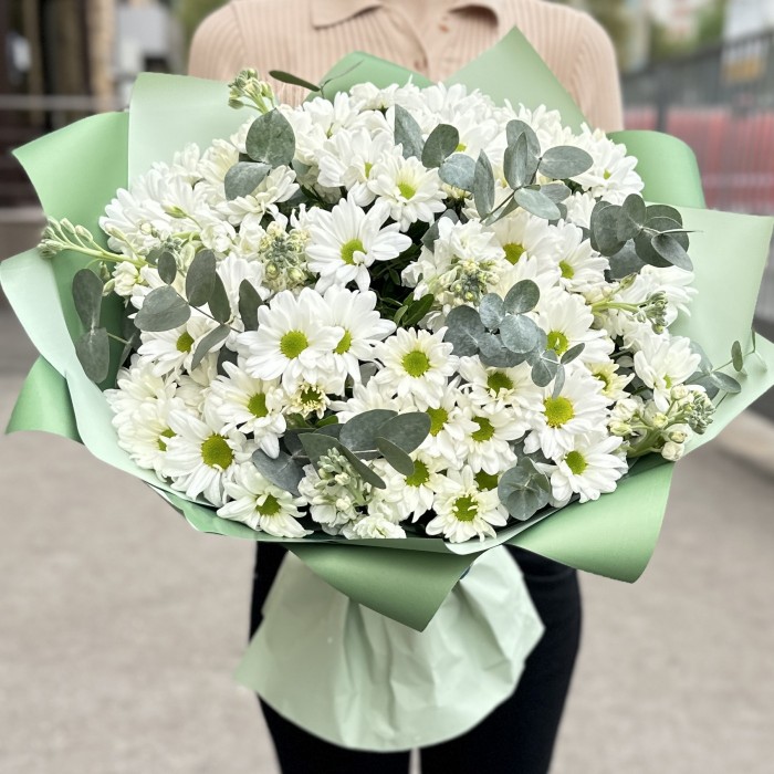 Букет белых хризантем с маттиолой
