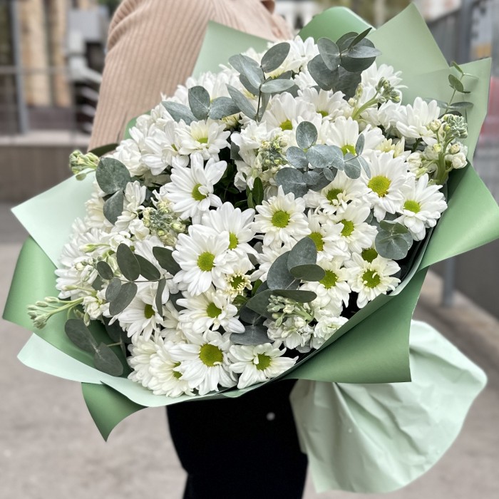 Букет белых хризантем с маттиолой