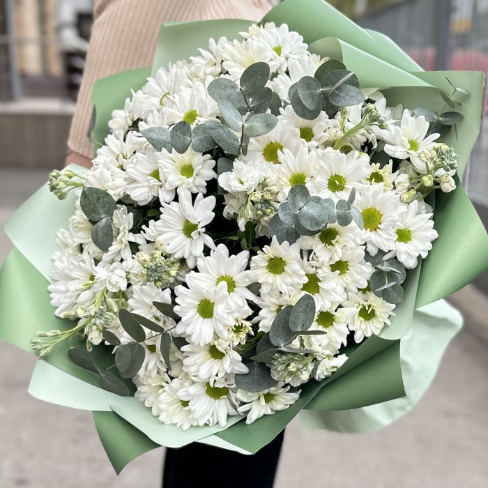 Букет белых хризантем с маттиолой