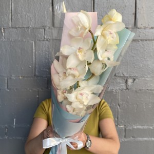 Букет белых орхидей