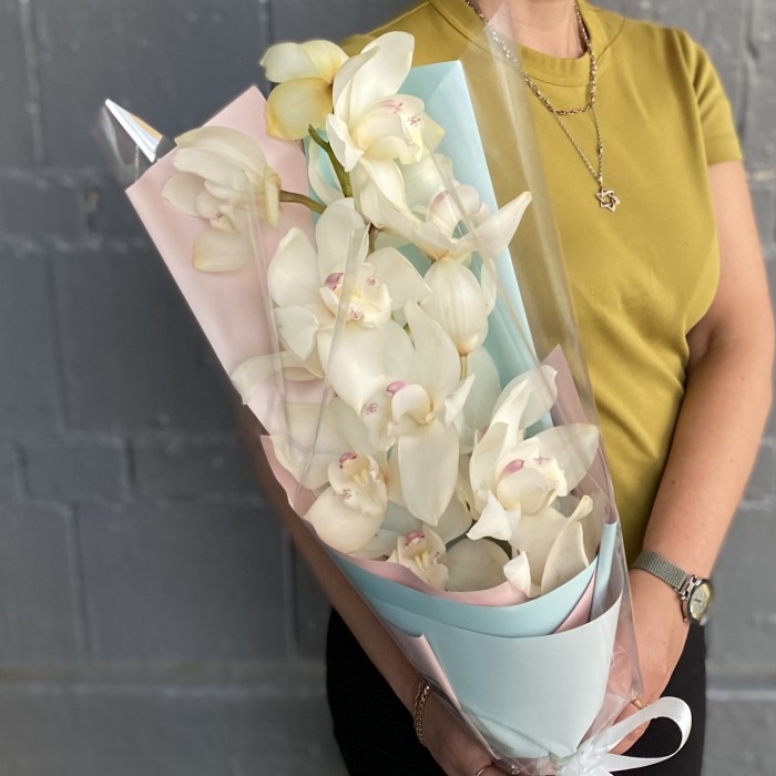 Букет белых орхидей