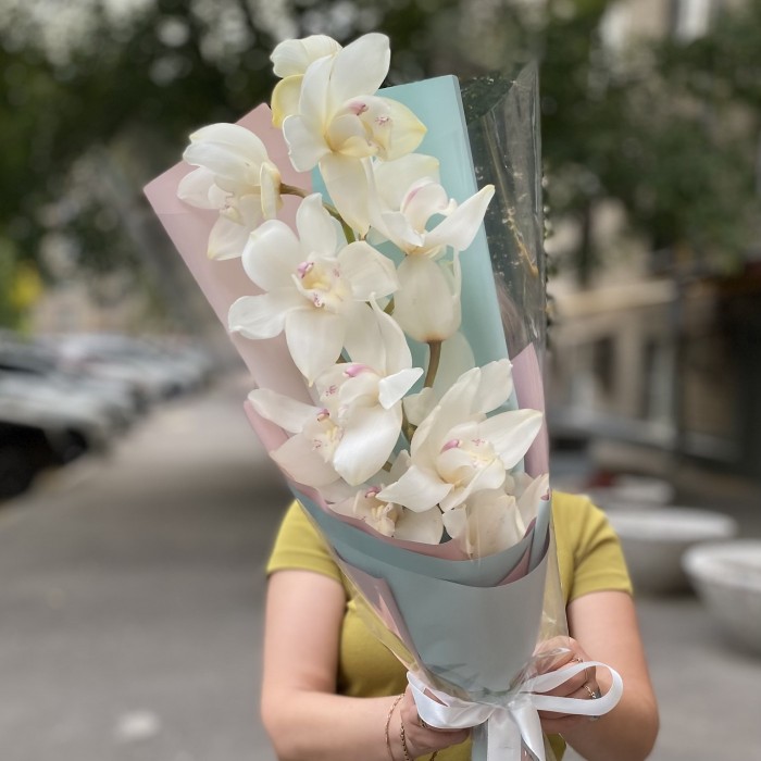 Букет белых орхидей