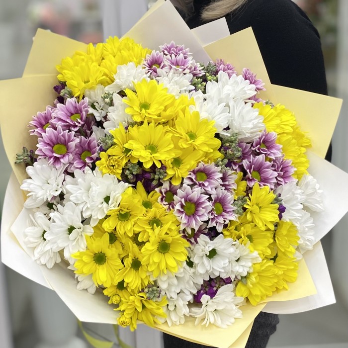 Букет хризантем с ароматной маттиолой