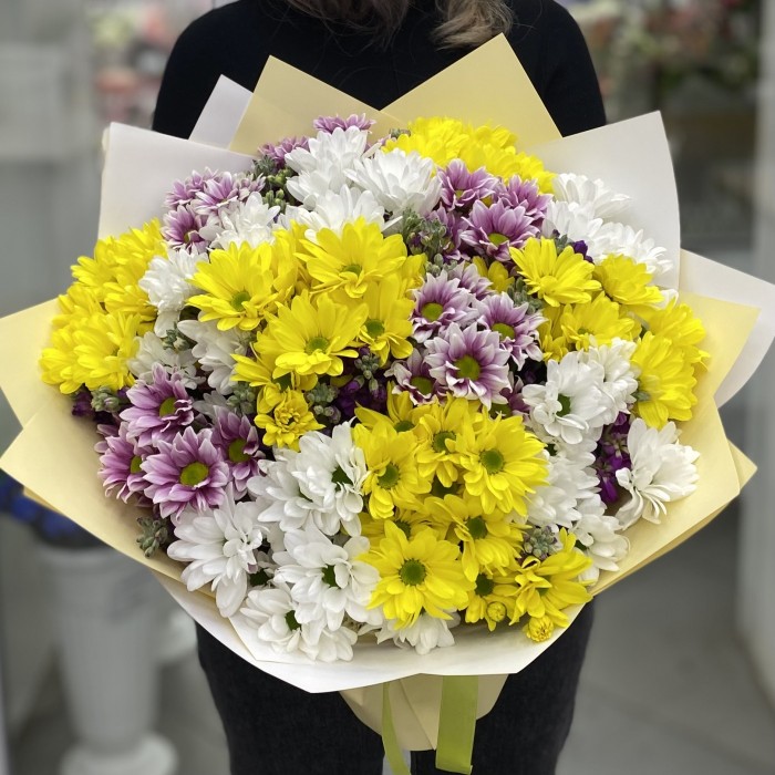 Букет хризантем с ароматной маттиолой